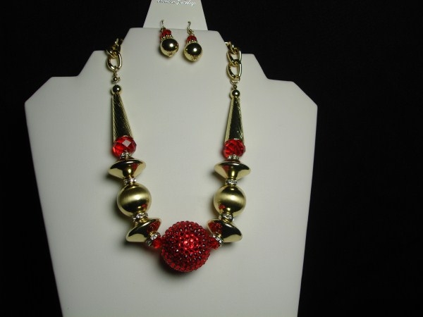 Center Stone Golden Set Red